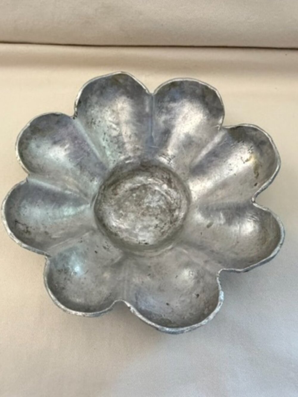 Vintage Aluminum Flower Cake Mold - Picture 3 of 6